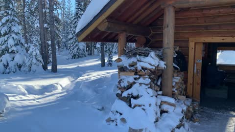 Front of Swampy Shelter Log Cabin – Central Oregon – Swampy Lakes Sno-Park – 4K