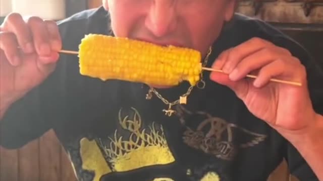 this corn REALLY HAS THE JUICE 🌽