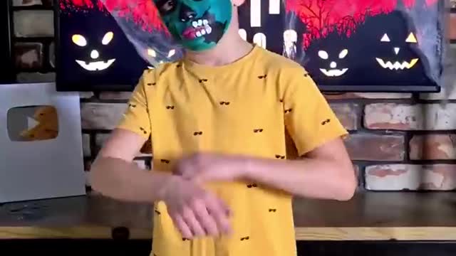 Halloween 🎃 Chicken wings 🤣🤯⚰️ #shorts #tiktok #comedy #damus #Halloween #creepy