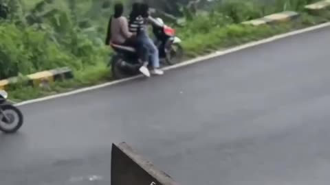 3 people on a motorbike is not a good idea