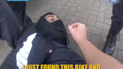 A police officer tackles a man on an ebike & recovers a gun in Birmingha