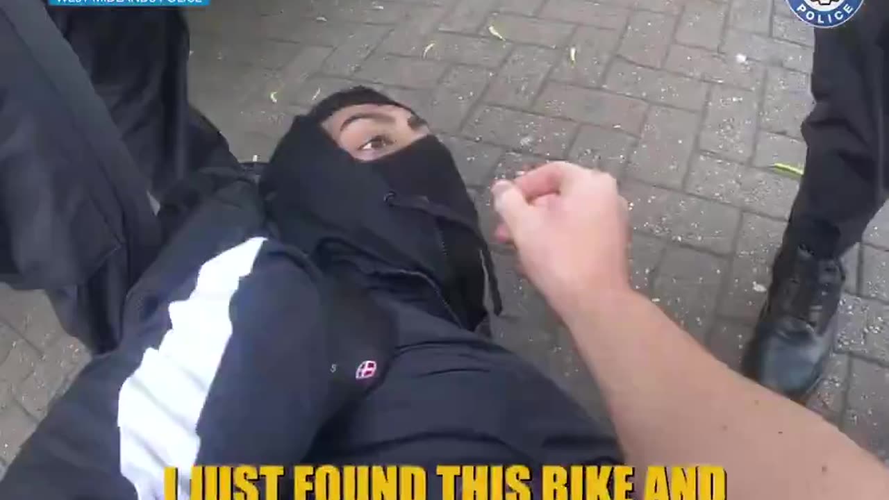 A police officer tackles a man on an ebike & recovers a gun in Birmingha