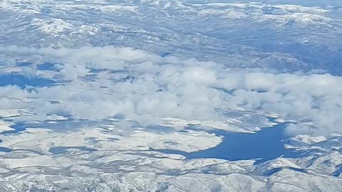 Bolando por las montañas nevadas de UT