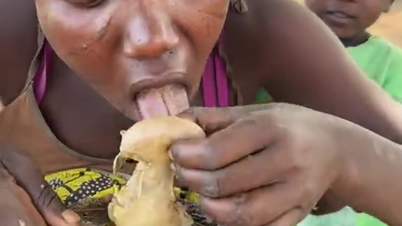 Woow.. 😲 see how hanzabe woman feeds her daugther a delecius natural food.