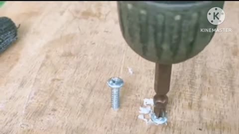 an easy way to insert screw screws into wood, jammed can't rotate