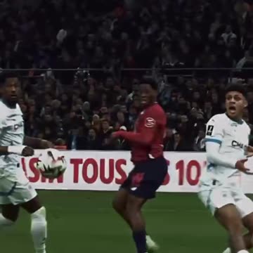 This goalie’s name should be Spider-Man 😱