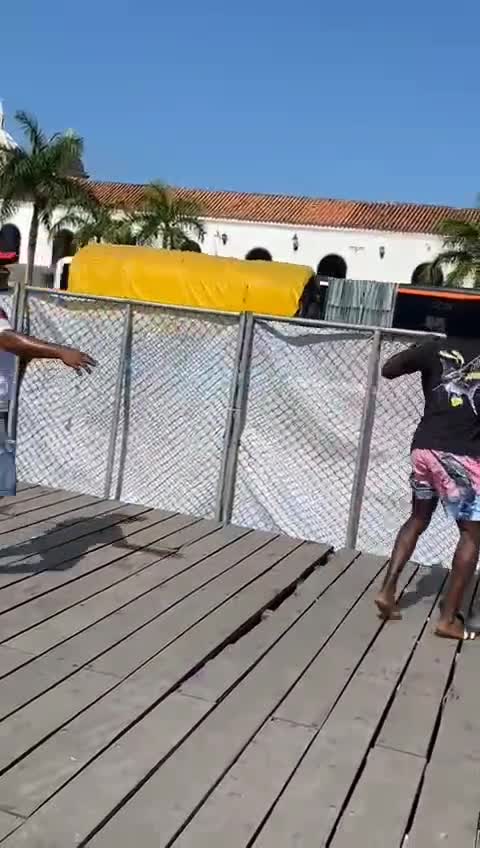 Video: A puño limpio pelearon dos hombres en el muelle de La Bodeguita