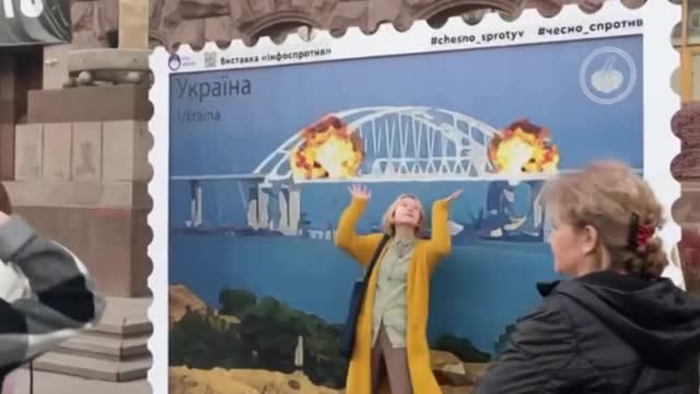 L'Ucraina "celebra" l'attacco terroristico dell'esplosione sul ponte di Crimea con nuovi francobolli.Il servizio postale ucraino ha emesso dei nuovi francobolli per "celebrare" l'attacco terroristico.