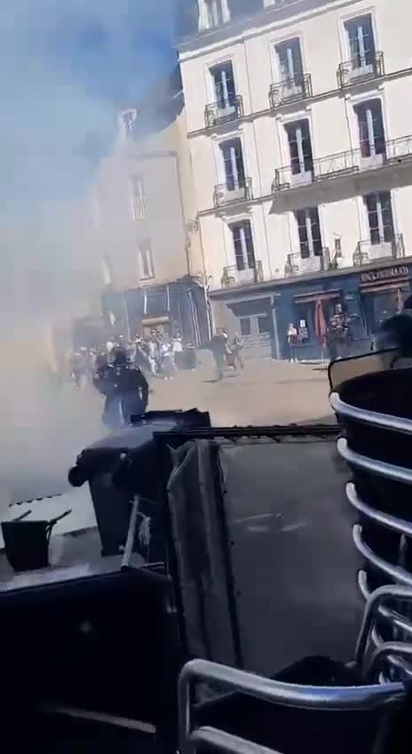 Continuano manifestazioni contro Macron