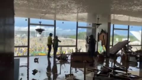 브라질 국회, 부정 선거에 화난 국민들에 의해 부서짐.