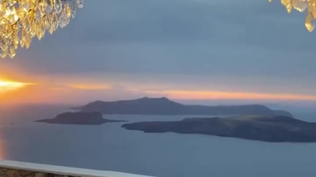 Marque aquela pessoa que você levaria pra jantar em Santorini, na Grécia 😍🥂 Vídeo via