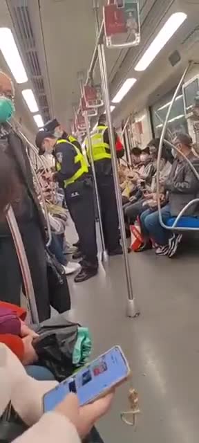 La polizia cinese conduce controlli casuali sui telefoni delle ..