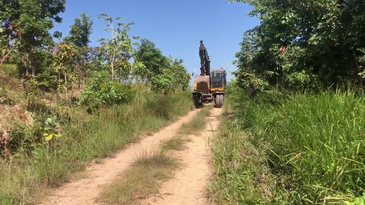 Incredible Skill Trailer Operator Bring Wheeled Excavator Clump To Mountain