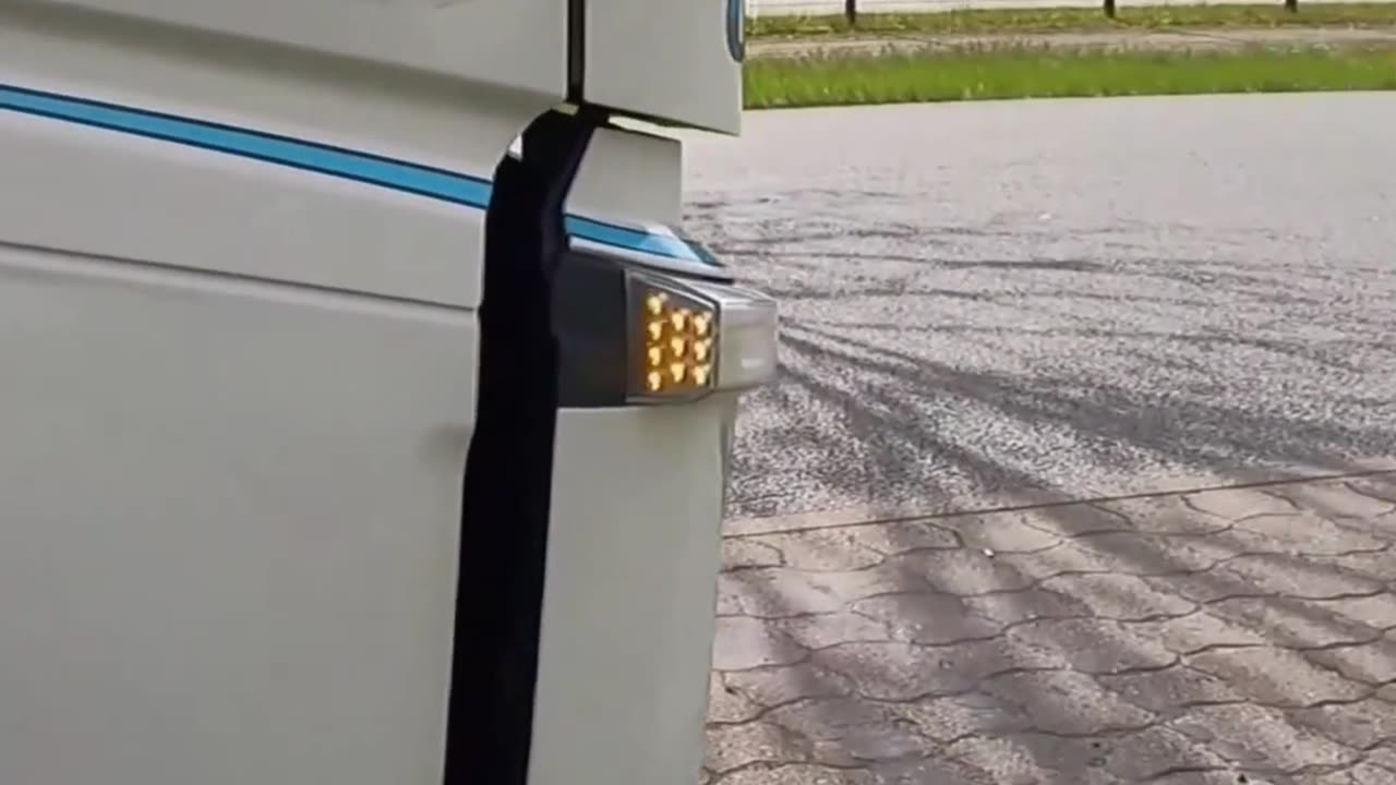 Cómo cambiar la bombilla del intermitente delantero en un VOLVO FH