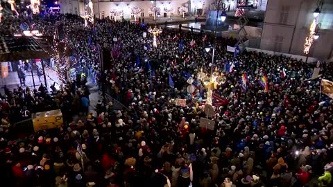 Poles demand president veto media law