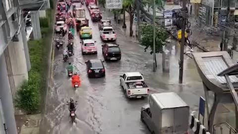 曼谷變成了海洋！ 大雨淹沒泰國首都！