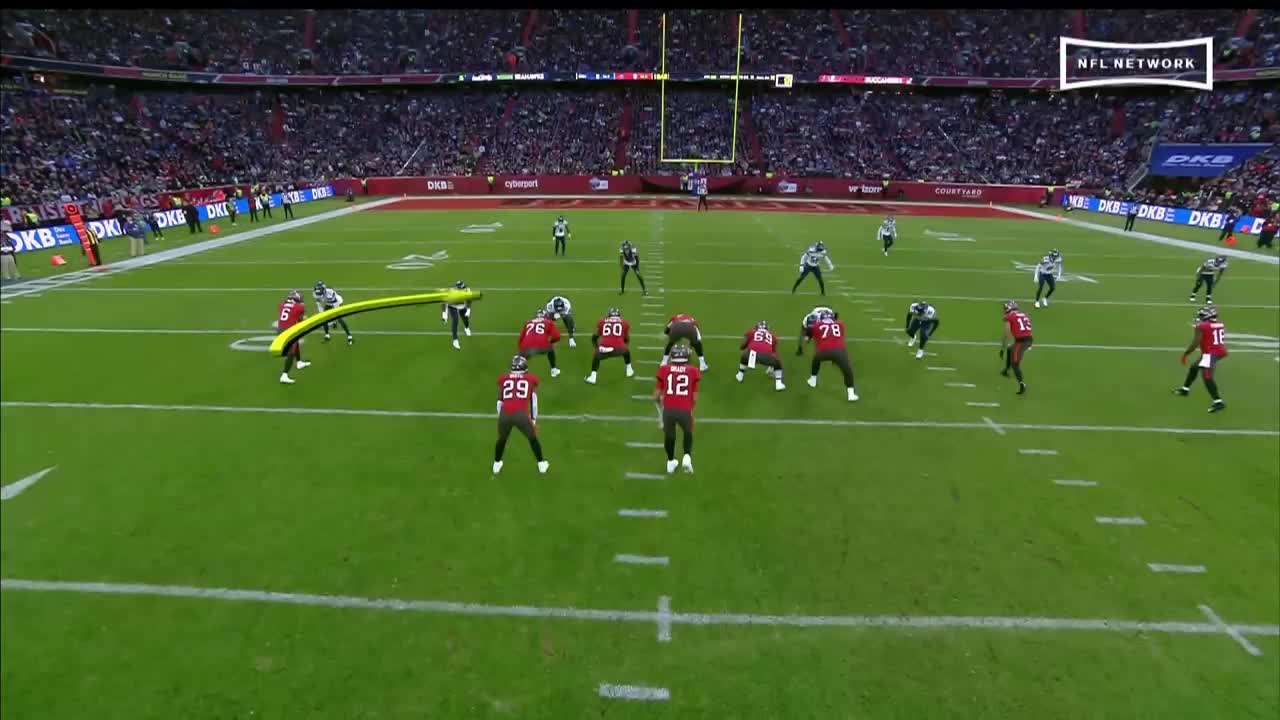 Tom Brady Finds Julio Jones for the First TD in Munich!