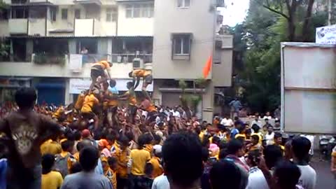 Incredible Formation Of Human Pyramid In Mumbai,India