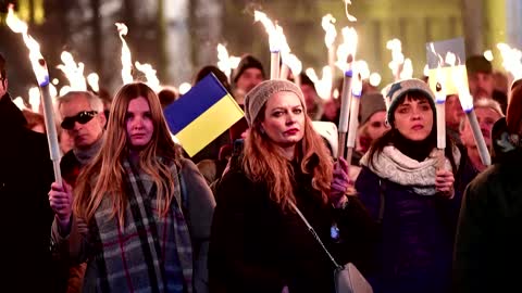 Hungarians form peace sign for Ukraine