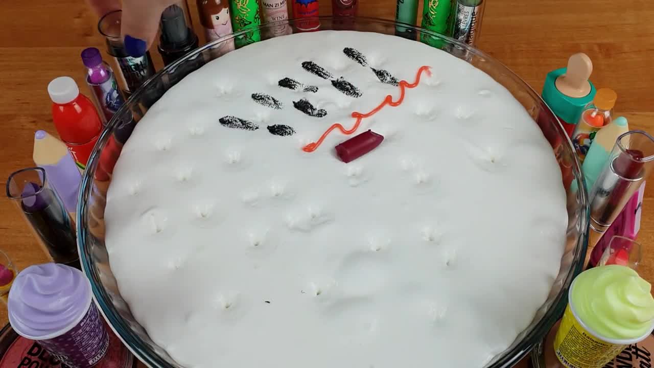 FLUFFY SLIME MÉLANGÉ AVEC DES BALLES ANTI-STRESS ET MAQUILLAGE - Super Satisfaisante Video!!