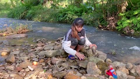 Build a wonderful shelter in the middle of a stream with adorable baby monkeys-11