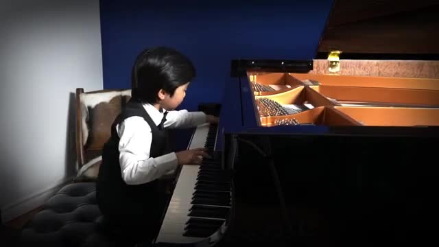 Kid Plays Perfect Rendition of Chopin Minute Waltz on Piano