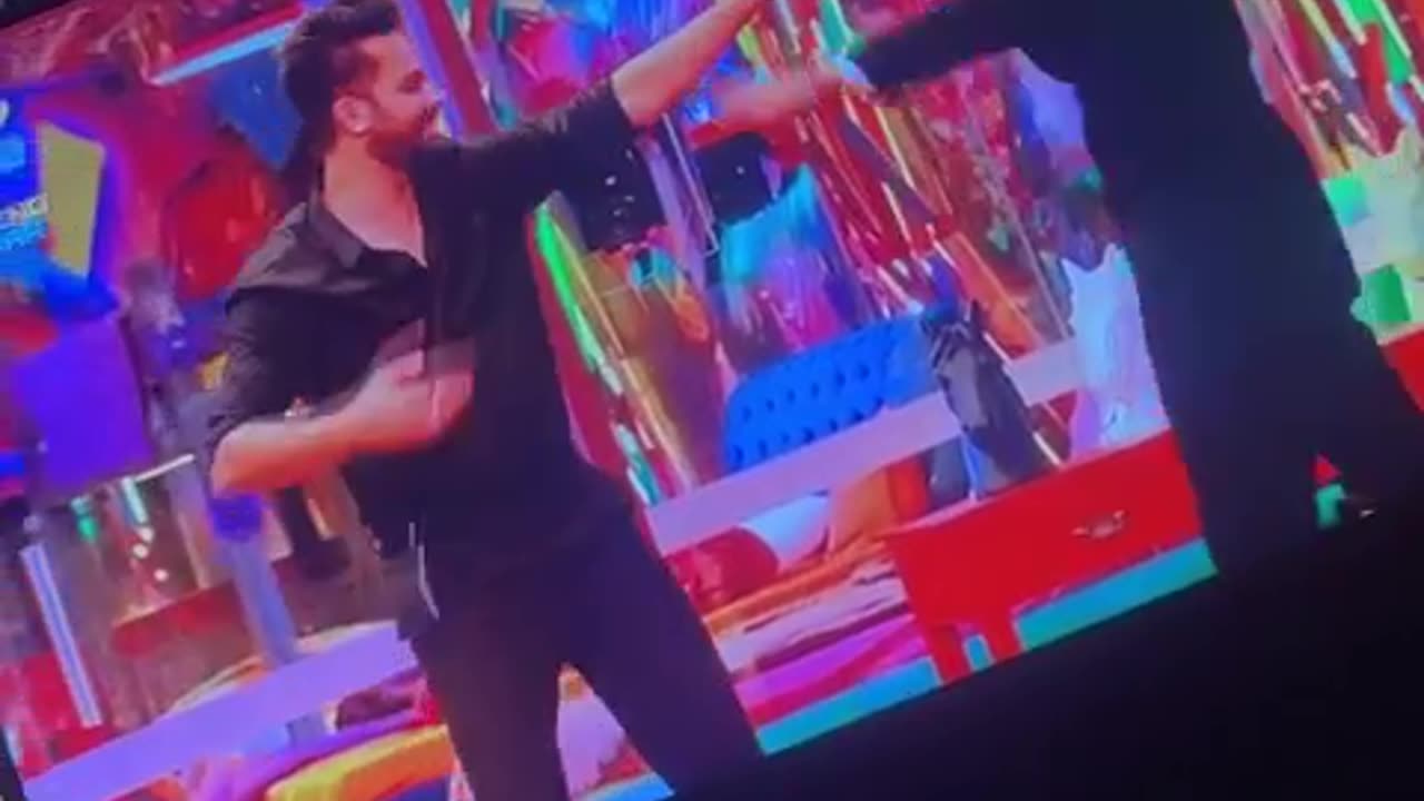 Elvish yadav nd fukra insaan funny dance..