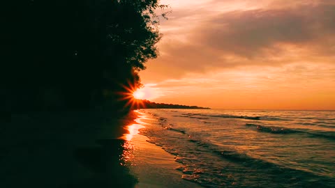 The seaside is also beautiful under the setting sun