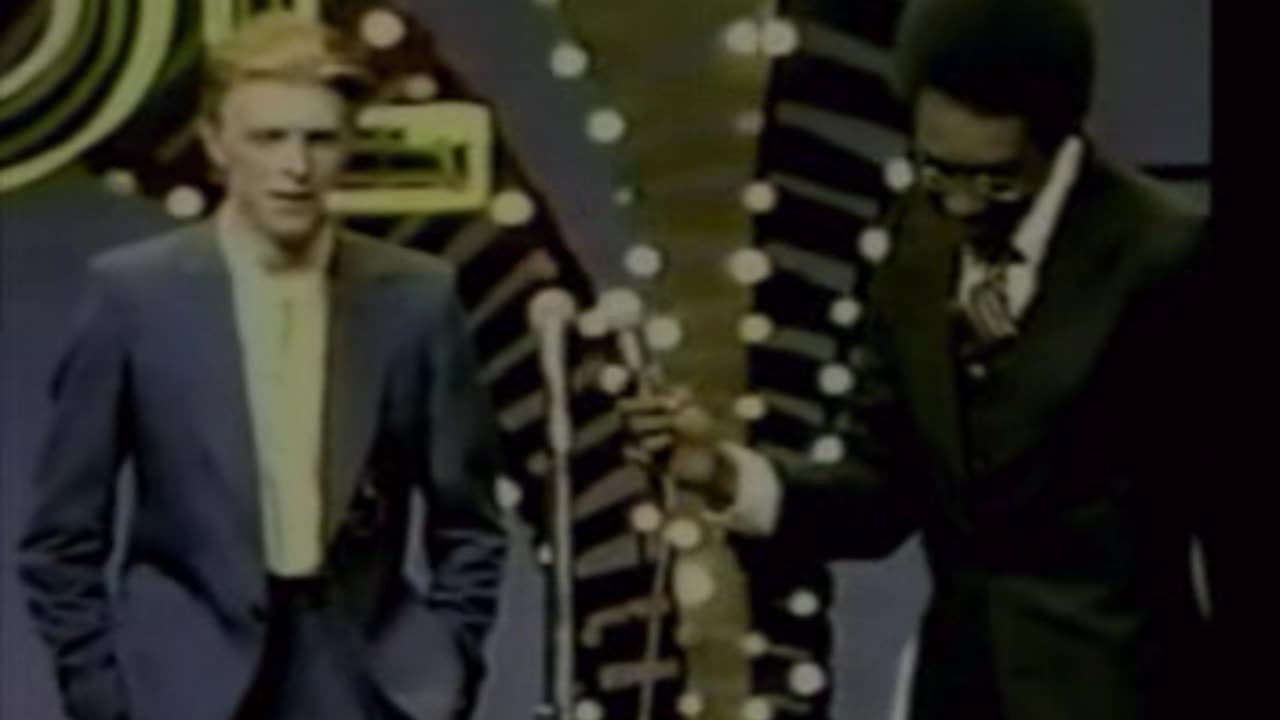 David Bowie - Interview & Golden Years = Soul Train 1975