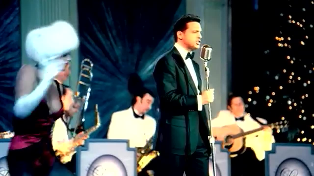 Luis Miguel - Santa Claus Llego A La Ciudad (Official Music Video)