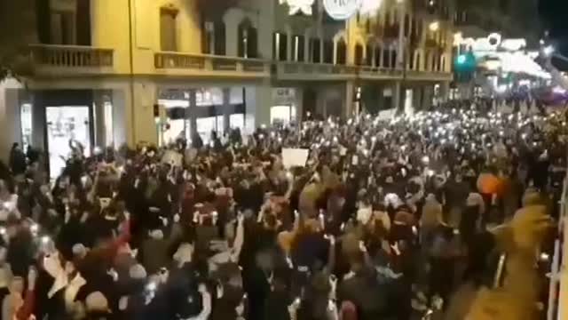 Barcelona tonight as the people come out