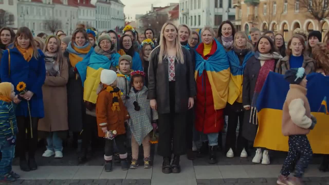 Ukrainian refugee sings with Lithuanians in support for Ukraine