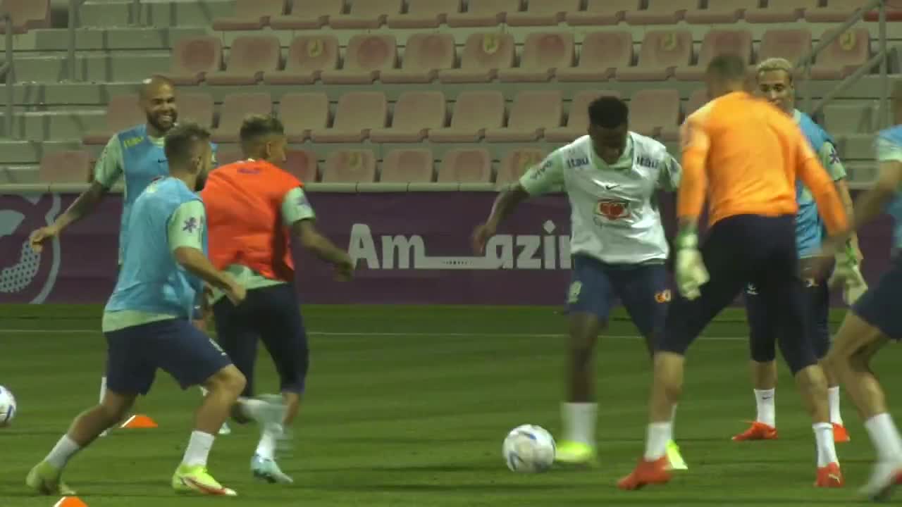 Neymar and Brazil train for the first time since arriving in Qatar