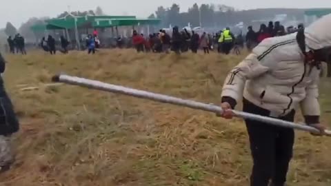 Migranti, guerriglia al confine con la Polonia