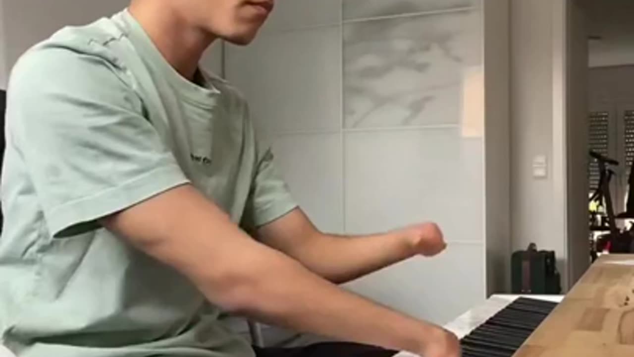 Young man's incredible piano performance without hands