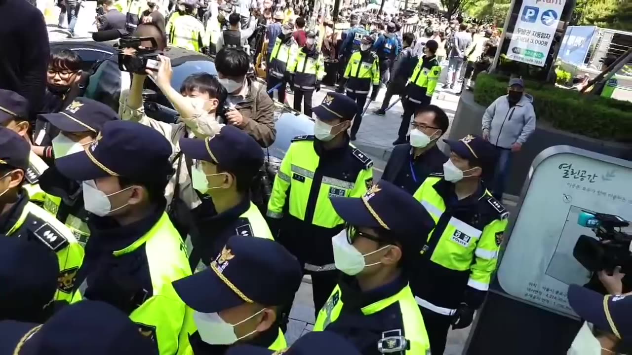 20200520_V3_S02(KW0xw0oetak)용감한 한 시민 경찰벽을 뚫고 사기집단의 행각을