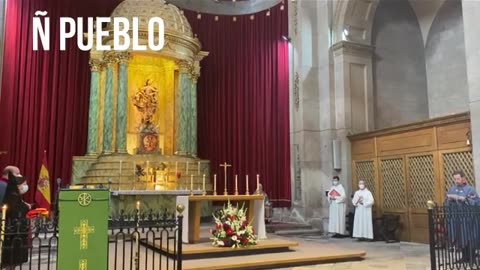 La Iglesia bendice la bandera de España en Cataluña durante una Misa en parque de la Ciudadela