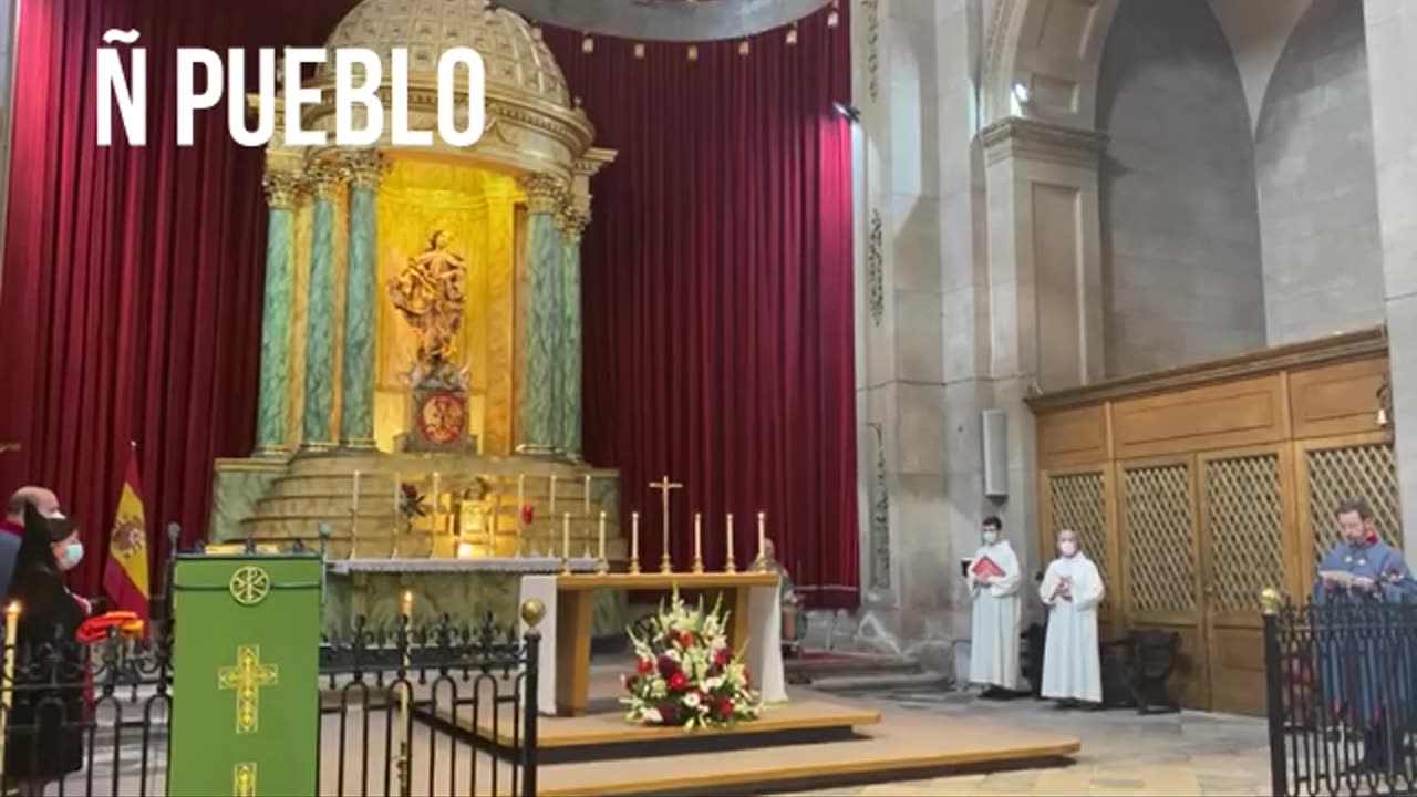 La Iglesia bendice la bandera de España en Cataluña durante una Misa en parque de la Ciudadela