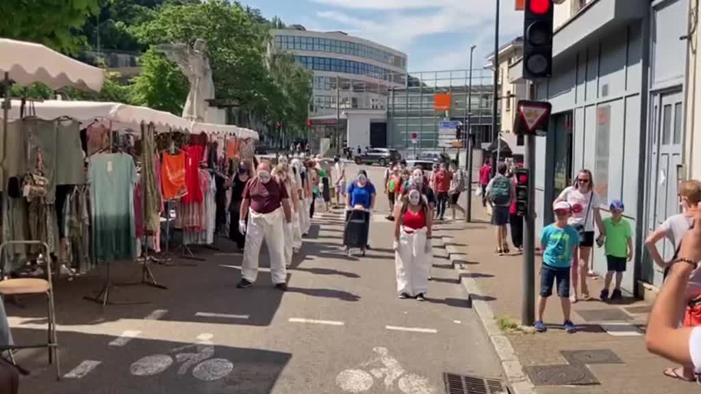 Les MAsques BLancs Lyon au Marché de Vienne le 12 juin 2021