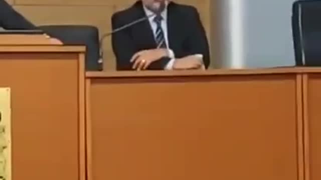 Dr. Alessandro Loiola Respondendo Questões na Câmara