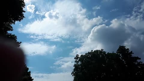 Himmel in Berlin am 25. Juni 2022 um 15:32 Uhr