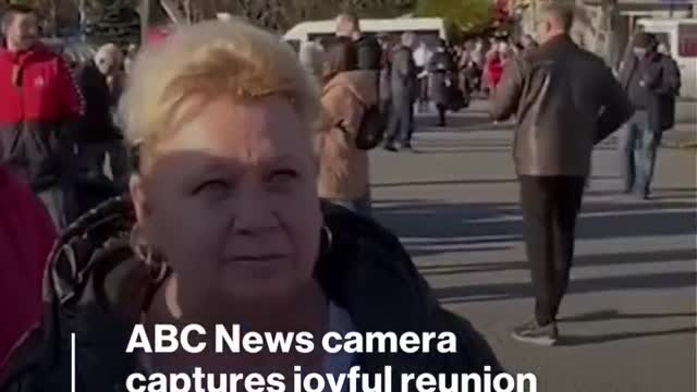 James Longman encounters special moment while interviewing activist in Kherson l ABC News