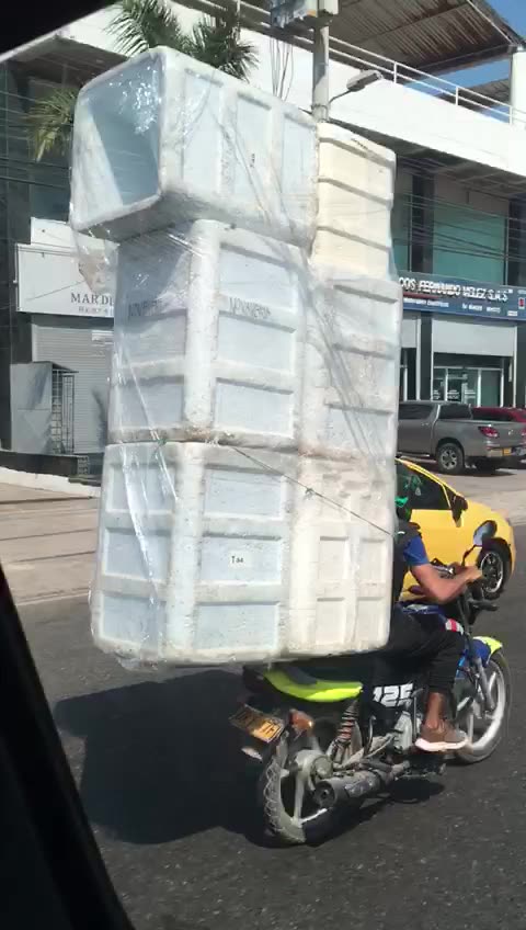 ¡Qué locura! Motocicleta carga más de 2 metros de icopor en plena Crisanto Luque