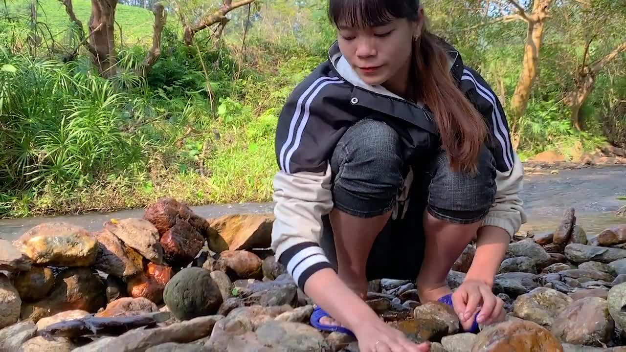 Build a wonderful shelter in the middle of a stream with adorable baby monkeys-20