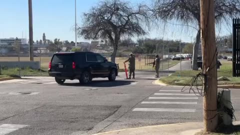 TX national guard blocks Border Patrol agents