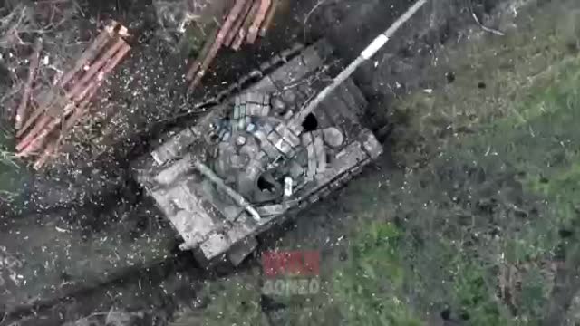 The drone of the 100th Brigade of the DNR NM dropped a couple of VOGs on a Ukrainian T-64BV.