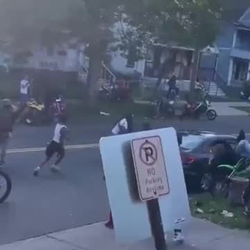 Door dash driver delivers food and gets his car stolen and jumped.