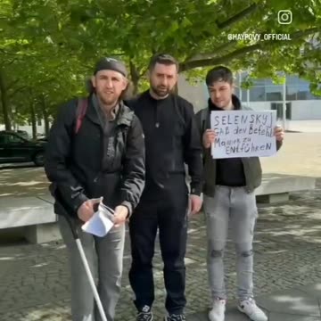 Arachamia zrobił zdjęcie na tle plakatu z napisem „Zełenski wydał rozkaz porywania mężczyzn”