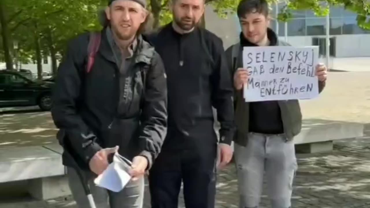 Arachamia zrobił zdjęcie na tle plakatu z napisem „Zełenski wydał rozkaz porywania mężczyzn”