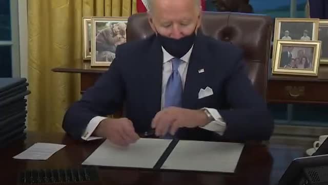 Joe Biden _signs_his_first_executive_orders_in_the_Oval_Office_on_Jan_20_2021